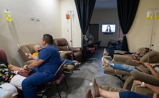 Sueros vitaminados en Sonora se ofrecían como cura para el cáncer y piedras en el riñón 