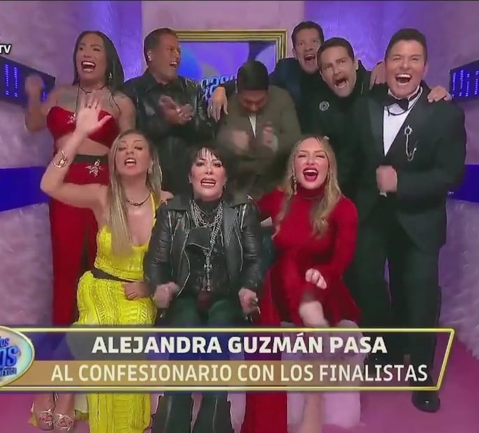 Alejandra Guzmán con los habitantes (Vía: Redes)