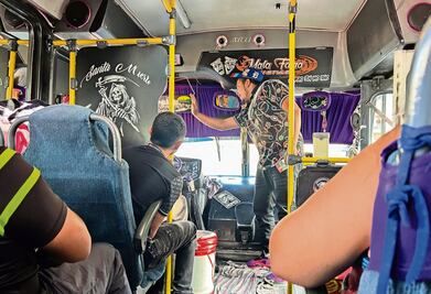 Nueva tarifa, mismas fallas: Desorden en microbuses y combis de la CDMX