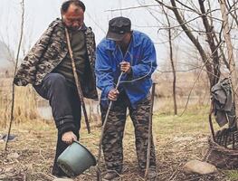 Invidente y manco se unen para plantar miles de árboles y llevan 10 mil ¿Cuántos plantarán?