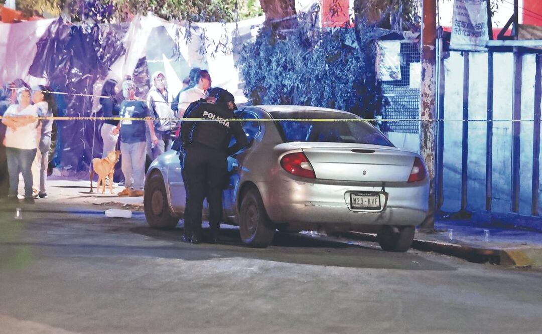 Plomean a un hombre y dejan el cuerpo en un carro en Tlalnepantla, Edomex