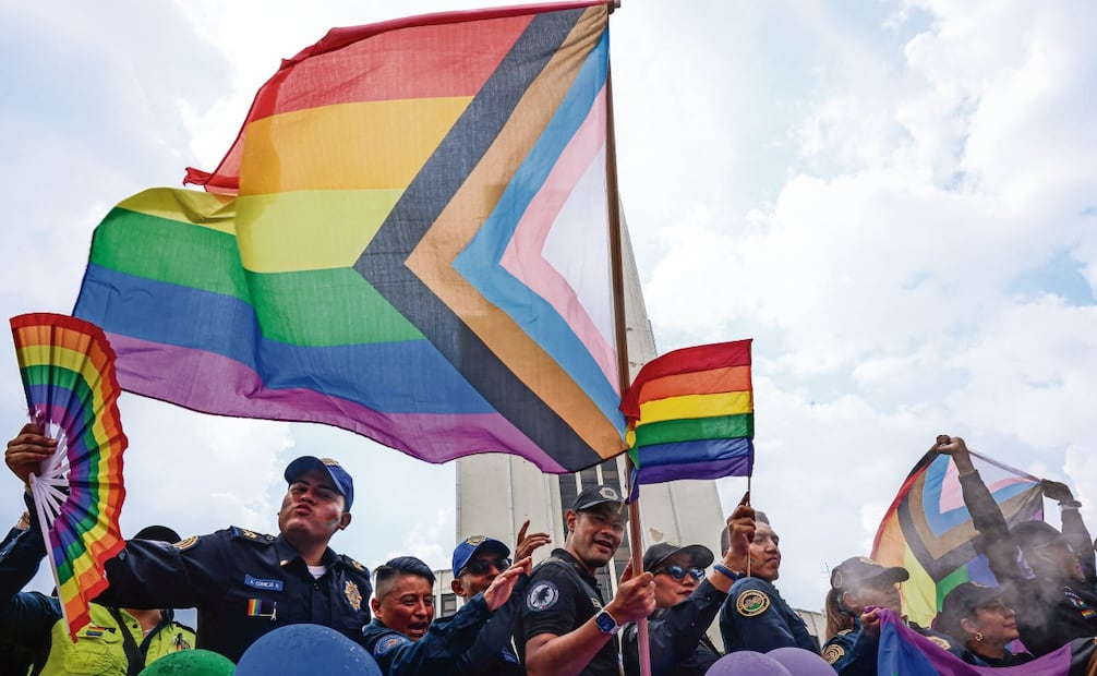Contingente de la Policía de la CDMX durante la Marcha del orgullo LGBT+.
Foto: Luis Camacho / EL GRAFICO