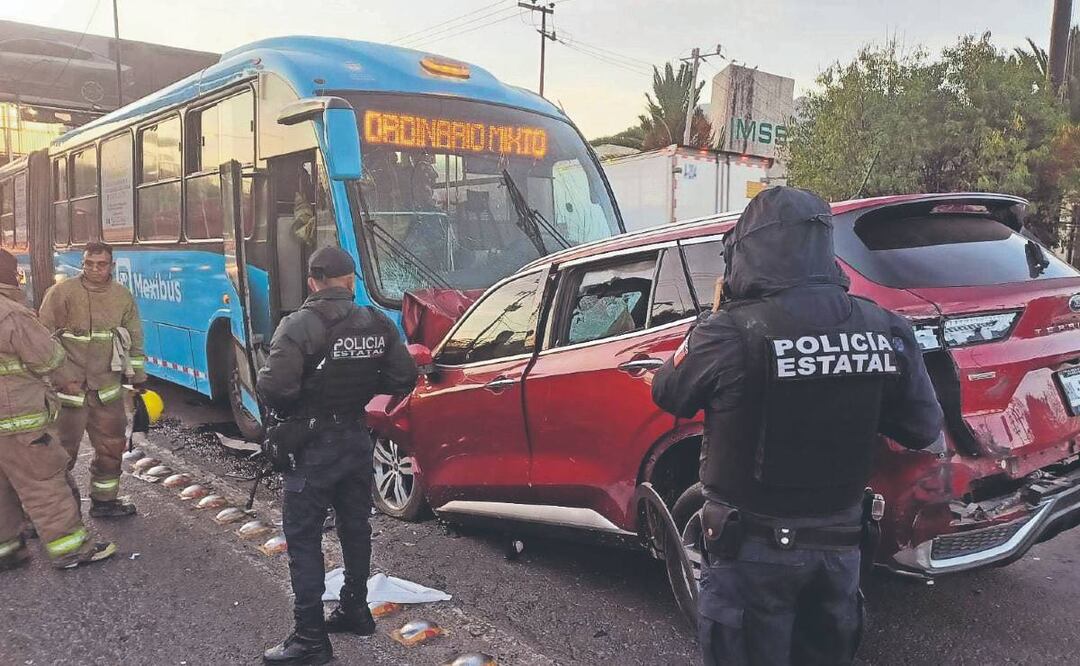 Conductora en sentido contrario se estampa con camión y mata a su amiga copiloto, en Coacalco