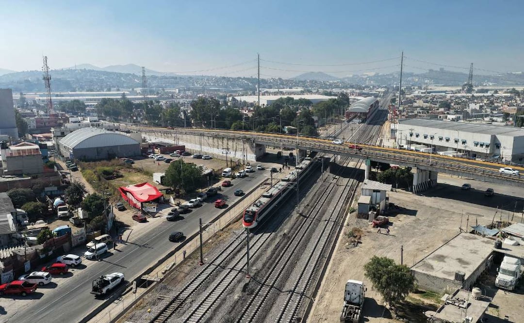 Foto: Cuartoscuro (Protesta de ejidatarios frena por 9 horas ampliación del Tren Suburbano hacia el AIFA)