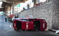 ¡Curva mortal! Taxista cayó a una altura de unos siete metros en Periférico Norte