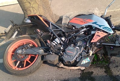 Biker muere al derrapar en Constituyentes; accidente colapsa vialidad en CDMX