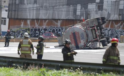 Pipa que transportaba gasolina se voltea en los carriles de la autopista México Pachuca ¿Hubo heridos?