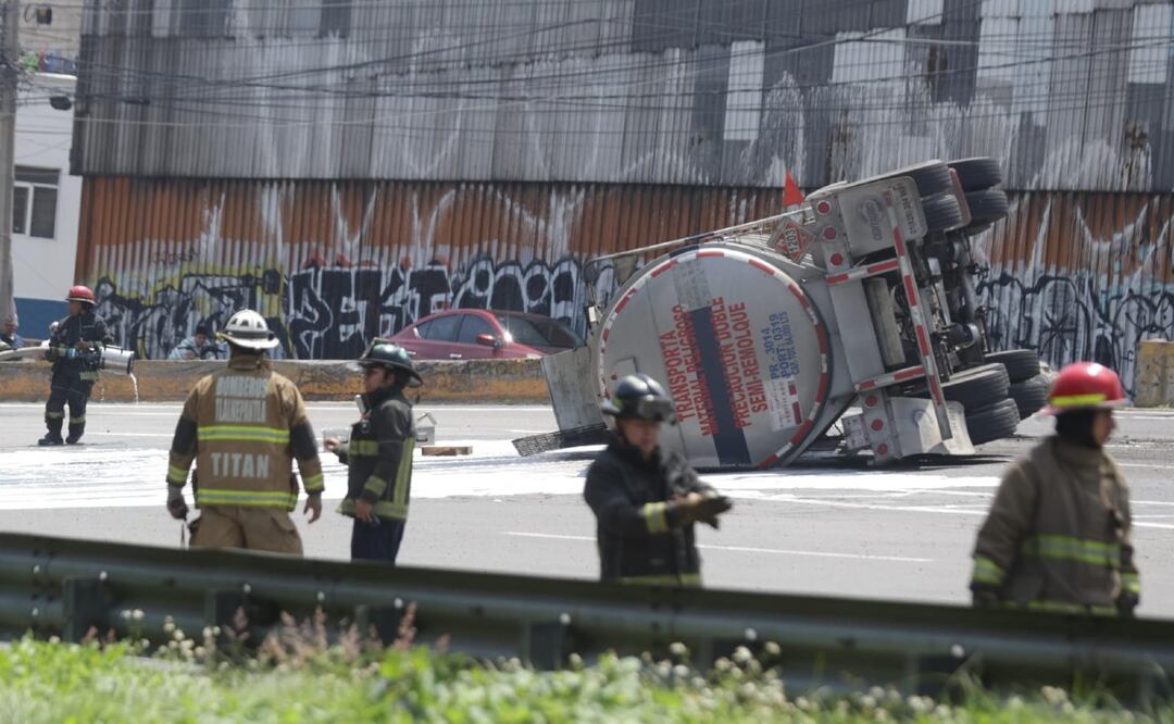 Pipa que transportaba gasolina se voltea en los carriles de la autopista México Pachuca ¿Hubo heridos?
Imagen: Francisco Rodríguez I ElGráfico