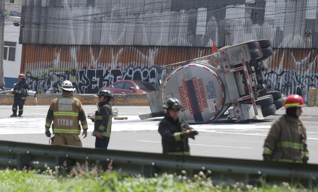 Pipa que transportaba gasolina se voltea en los carriles de la autopista México Pachuca ¿Hubo heridos?
Imagen: Francisco Rodríguez I ElGráfico