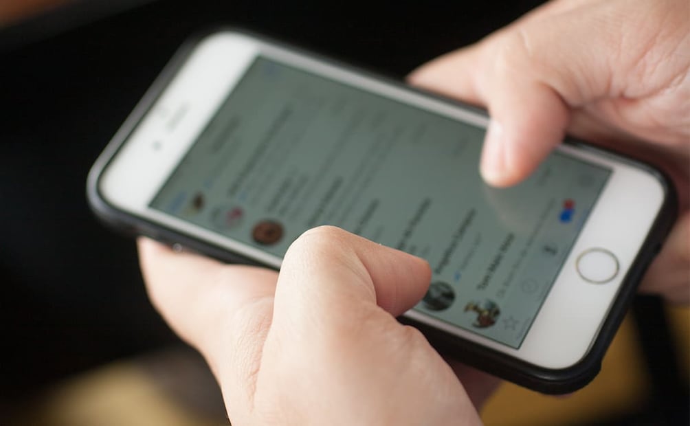Plataformas como WhatsApp, TikTok, Reddit, Discord y Facebook alojan las conversaciones de los aficionados. Foto: iStock