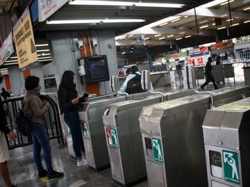 Metro CDMX: Captan a hombre realizando acto indebido dentro de un vagón