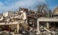 Apilan cuerpos de las víctimas del terremoto en Venezuela en morgues improvisadas
