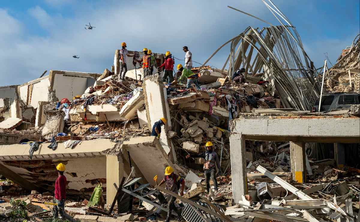 Apilan cuerpos de las víctimas del terremoto en Venezuela en morgues improvisadas