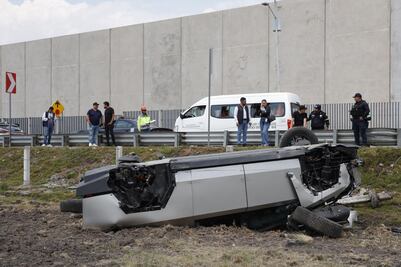 ¿Cómo terminó una Cybertruck Tesla volcada en la Toluca-Naucalpan? Conductora vive para contarlo