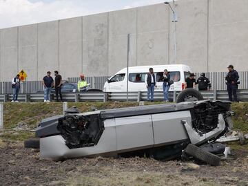 ¿Cómo terminó una Cybertruck Tesla volcada en la Toluca-Naucalpan? Conductora vive para contarlo