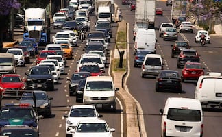 ¿Emplacas fuera de CDMX? Gobierno propone Tenencia Metropolitana y menos impuestos