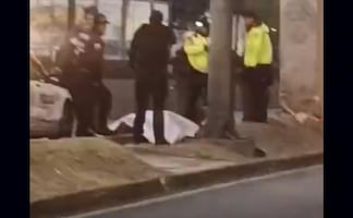 Motociclista termina con fracturas expuestas tras estrellarse contra un poste