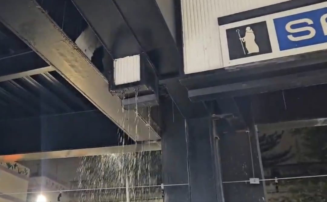 ¡Cascadas en el Metro CDMX! Recién inauguran San Antonio Abad y ya se le mete el agua. Foto: (Captura de pantalla)