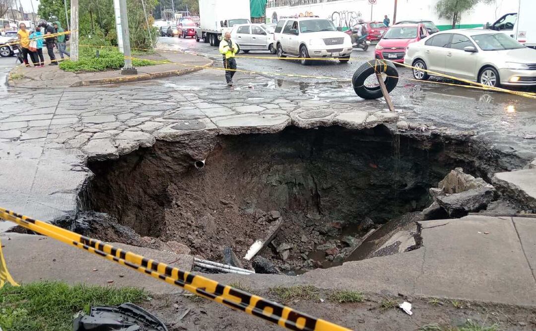 Socavón se traga troca en Ecatepec, así ocurrió el suceso