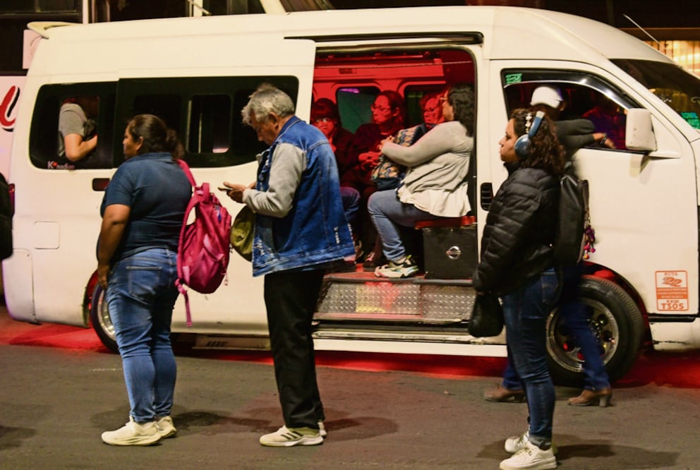 Crisis en transporte del Edomex: Usuarios viajan parados en las combis y esperan hasta media hora (Foto: Santiago Cadena)