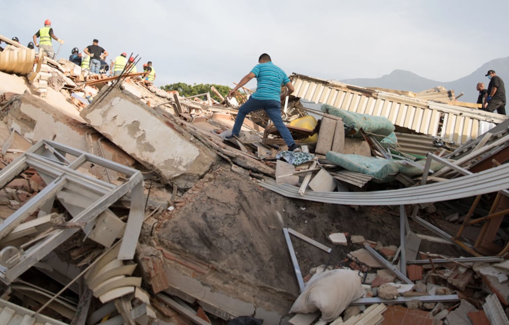 Rescatistas mexicanos llegan a Venezuela ante el aumento de muertos por los sismos (Foto: AFP)