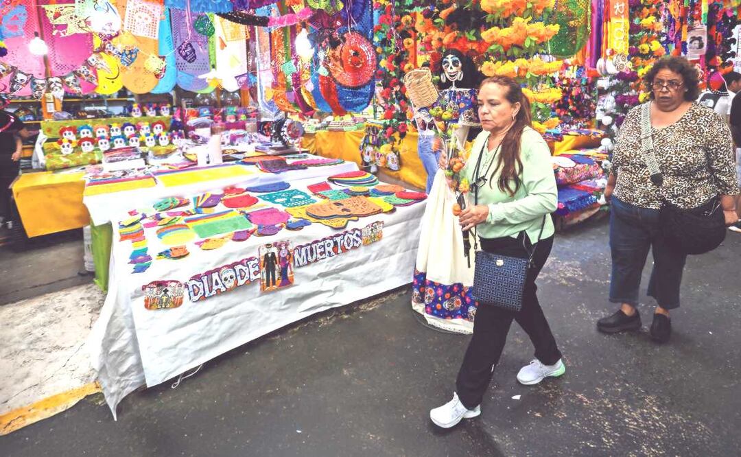 Foto: Luis Camacho (Día de Muertos 2025: ¿Cuánto cuesta poner una ofrenda? Compradores responden)