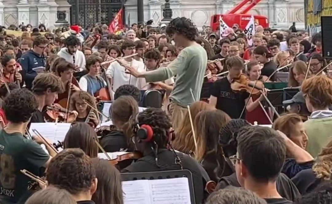 ¡París se convierte en concierto de protesta! Músicos y estudiantes alzan la voz. Foto: (Captura de pantalla)