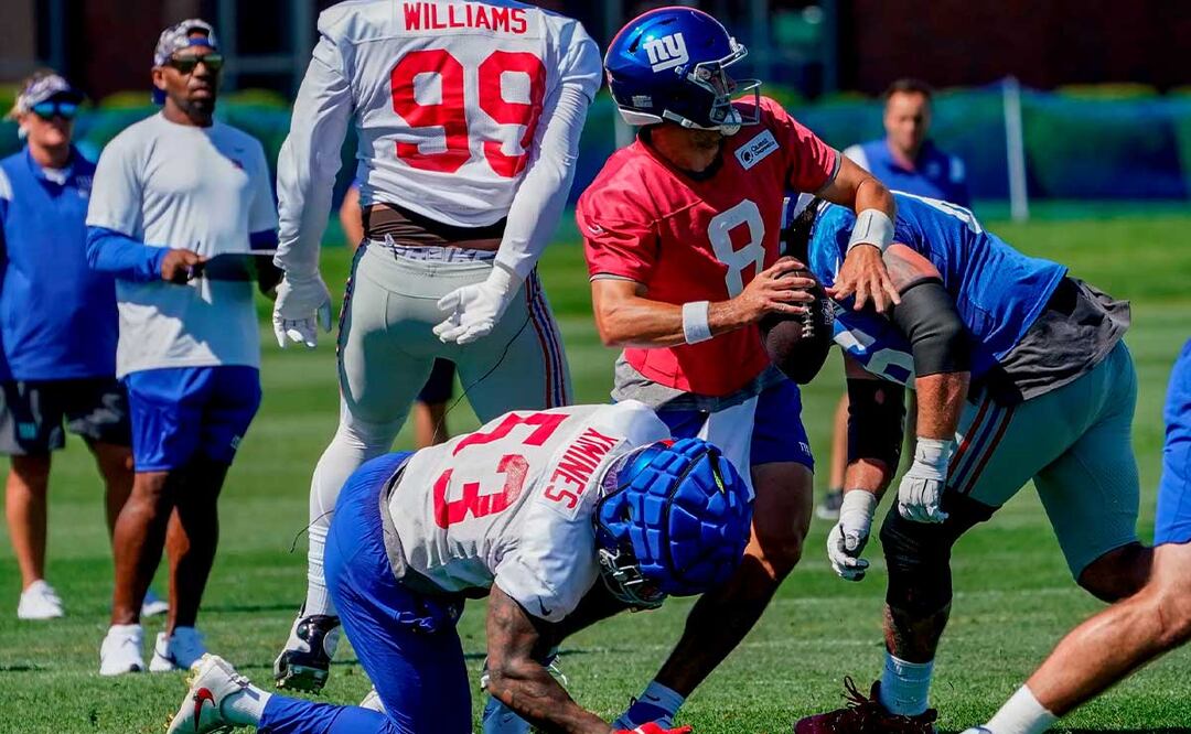 Daniel Jones podría terminar en la banca si no tiene una temporada al menos competitiva, sin lesionarse.