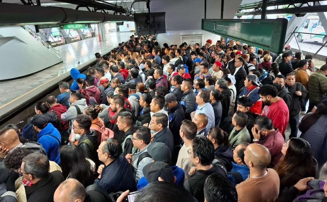 Retrasos en el Metro CDMX. Foto: (Redes Sociales)