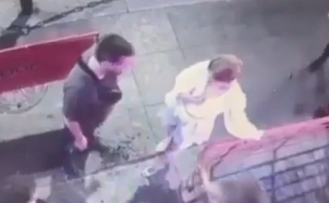 VIDEO: Mujer noquea a hombre que la acosaba en Rusia