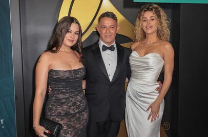 Alejandro Sanz recibe 2025 acompañado de dos mujeres importantes