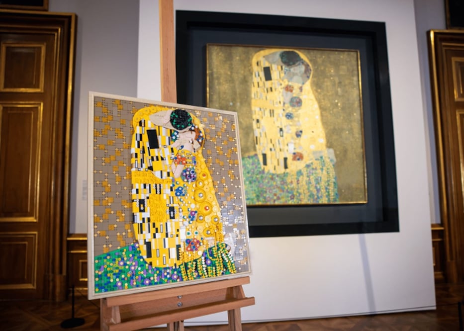 "El Beso" de Gustav Klimt en piezas de LEGO. Foto: Especial