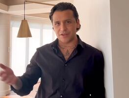 ¡En plena entrevista! Christian Nodal coquetea con reportera