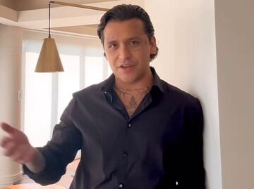 ¡En plena entrevista! Christian Nodal coquetea con reportera