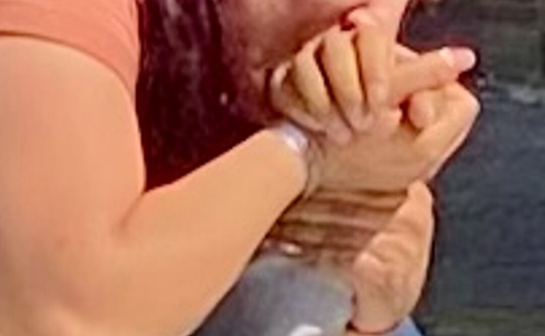 Madre besa la mano fría de su hijo, tras ser acribillado en plena chupadera en Iztacalco