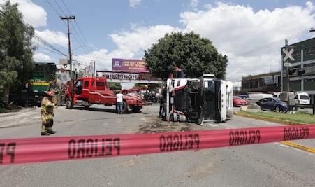 ¿Se repite la tragedia? Pipa es embestida por tren y vuelca en plena Vía Morelos, Ecatepec