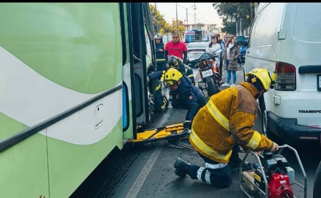 Biker salvado por el casco en la Álvaro Obregón, su cabeza quedo prensada debajo de un autobús