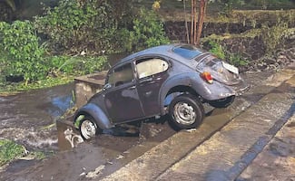 ¡Caos por lluvias en CDMX! Corriente arrastra un vochito en Xochimilco y vecinos queman llantas