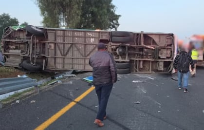 Pasajeros iban al trabajo y terminaron atrapados en camión volcado sobre la México-Pachuca
