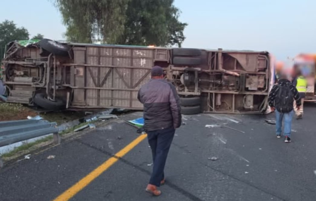 Pasajeros iban al trabajo y terminaron atrapados en camión volcado sobre la México-Pachuca (Foto: Especial)