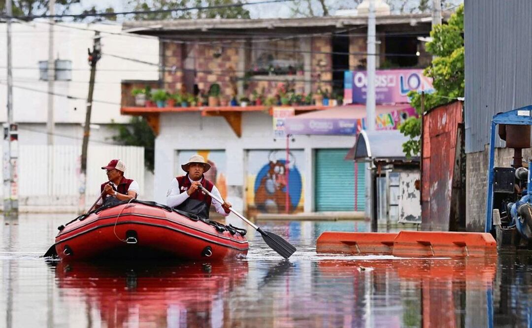Ayuda llega en lancha para los habitantes de Chalco
