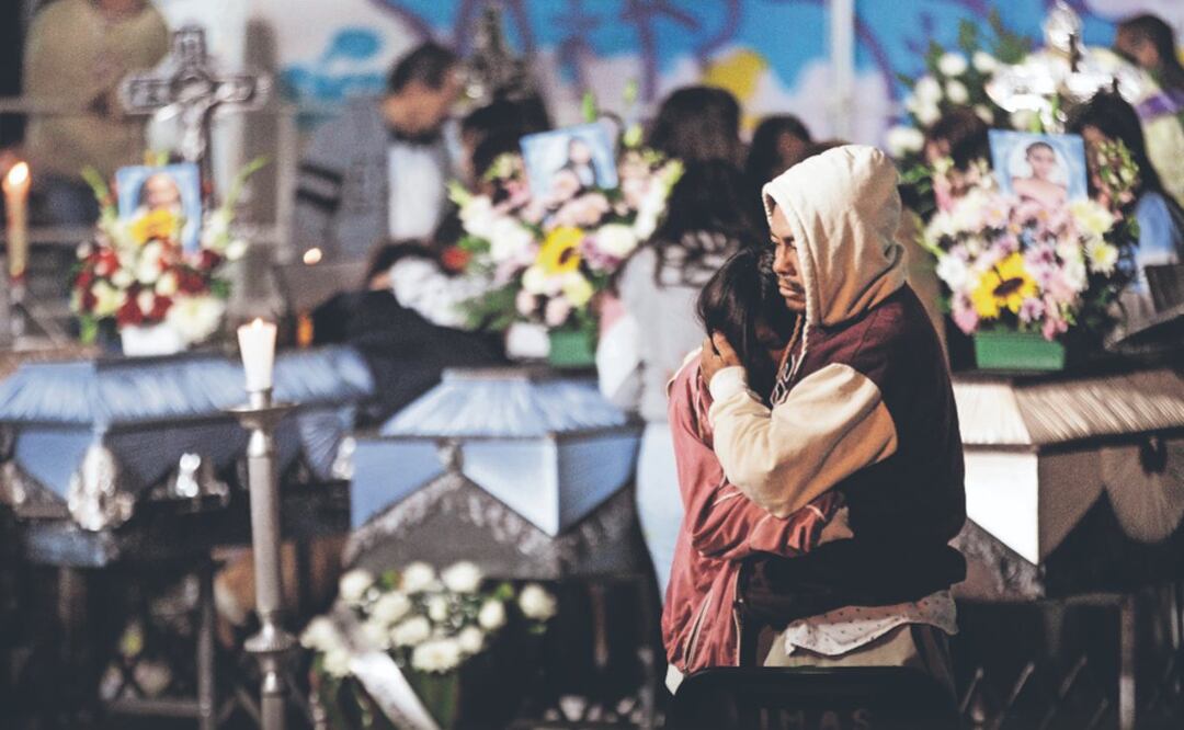 Familiares y amigos dan el último adiós a las víctimas del deslave en Naucalpan, Edomex