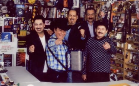 ¡Los Tigres del Norte hacen llorar en Tiny Desk! Rugen por los migrantes con su música