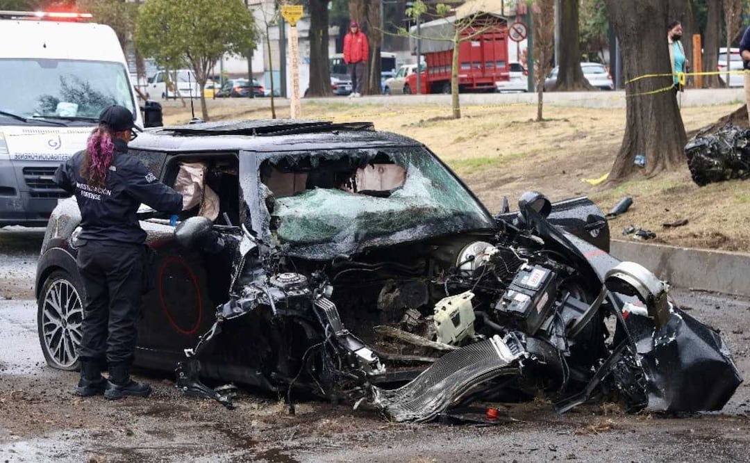 Mini Cooper destruido en Iztapalapa. Foto: (Valente Rosas. El Gráfico)