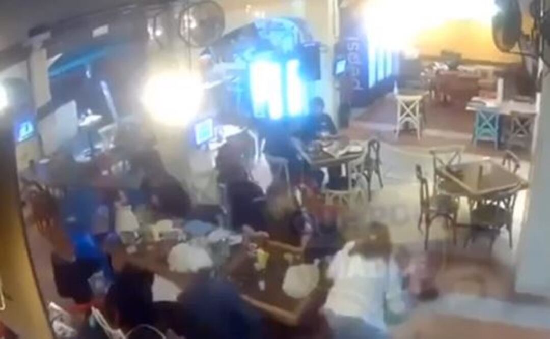 Cámara capta violento asalto en un restaurante de CDMX, había niños y abuelitos presentes