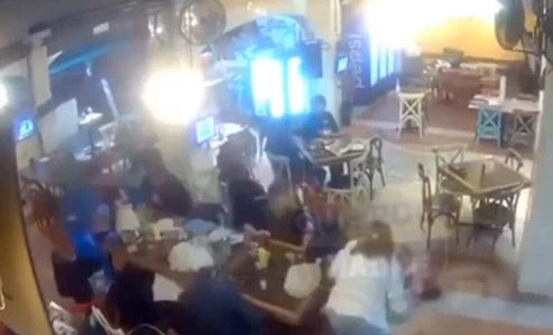 Cámara capta violento asalto en un restaurante de CDMX, había niños y abuelitos presentes