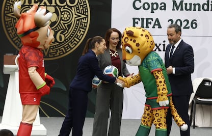 Claudia Sheinbaum sorprende al donar su boleto al Mundial 2026 a una niña