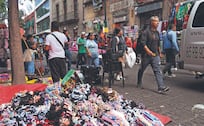 ¡Venden por sus pistolas! Ambulantes se adueñan del Centro Histórico