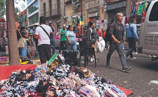 ¡Venden por sus pistolas! Ambulantes se adueñan del Centro Histórico