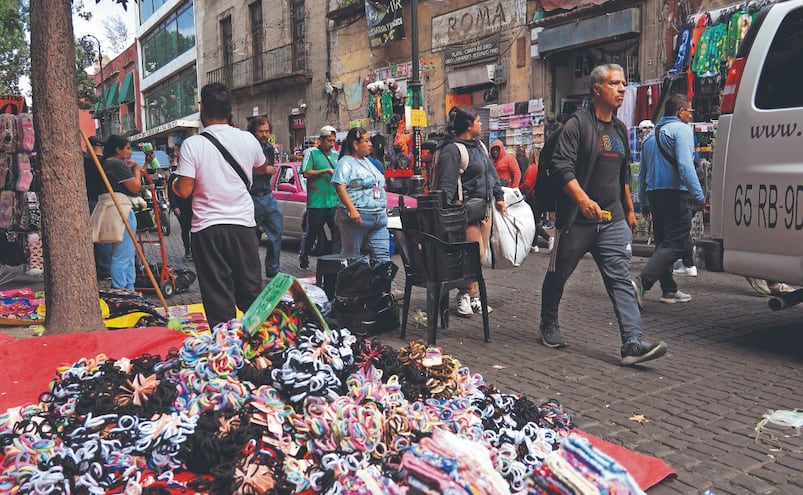 ¡Venden por sus pistolas! Ambulantes se adueñan del Centro Histórico